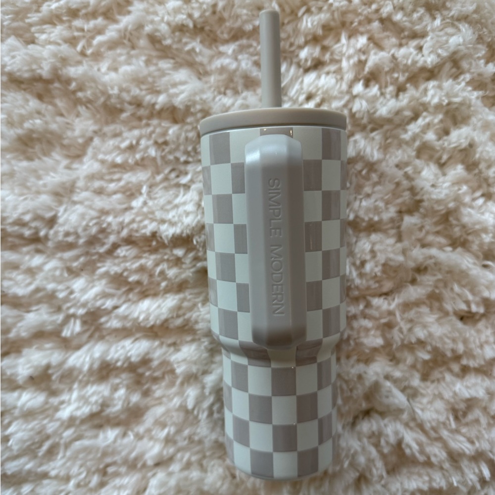 Simple Modern 24 oz Trek Tumbler in checkmate - Picture 3 of 7